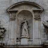 ...la cui linearit� romanica � spezzata da un gruppo di statue barocche che rappresentano la Madonna affiancata da due figure dalla lunga barba